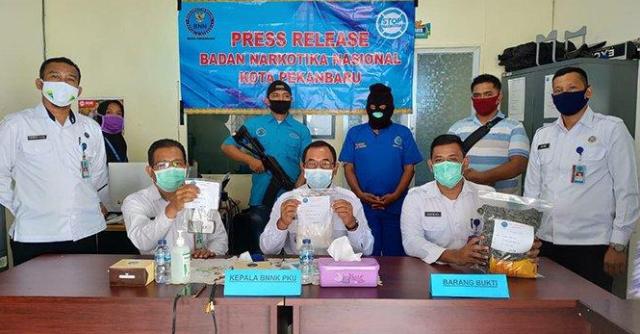 Anggota Polri Yang Dipecat Jadi Kurir Narkoba Dibekuk BNNK Pekanbaru  