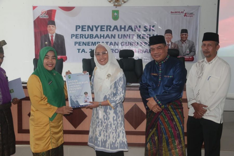 Legislator DPRD Riau Dr Karmila Sari Serahkan SK Relokasi Guru PPPK ke 696 Orang