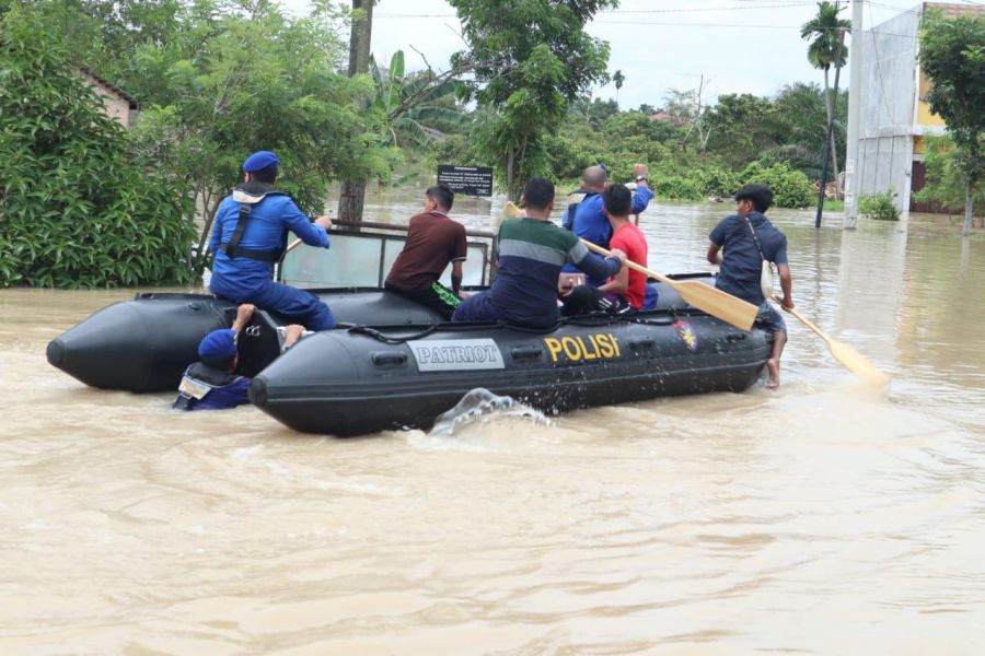 Polda Riau Gerak Cepat Setelah Menerima Laporan Situasi Akibat Hujan Deras di Pekanbaru