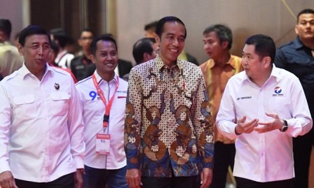 Hary Tanoesoedibjo Dampingi Jokowi Berjalan Kaki Sejauh 3,5 KM 